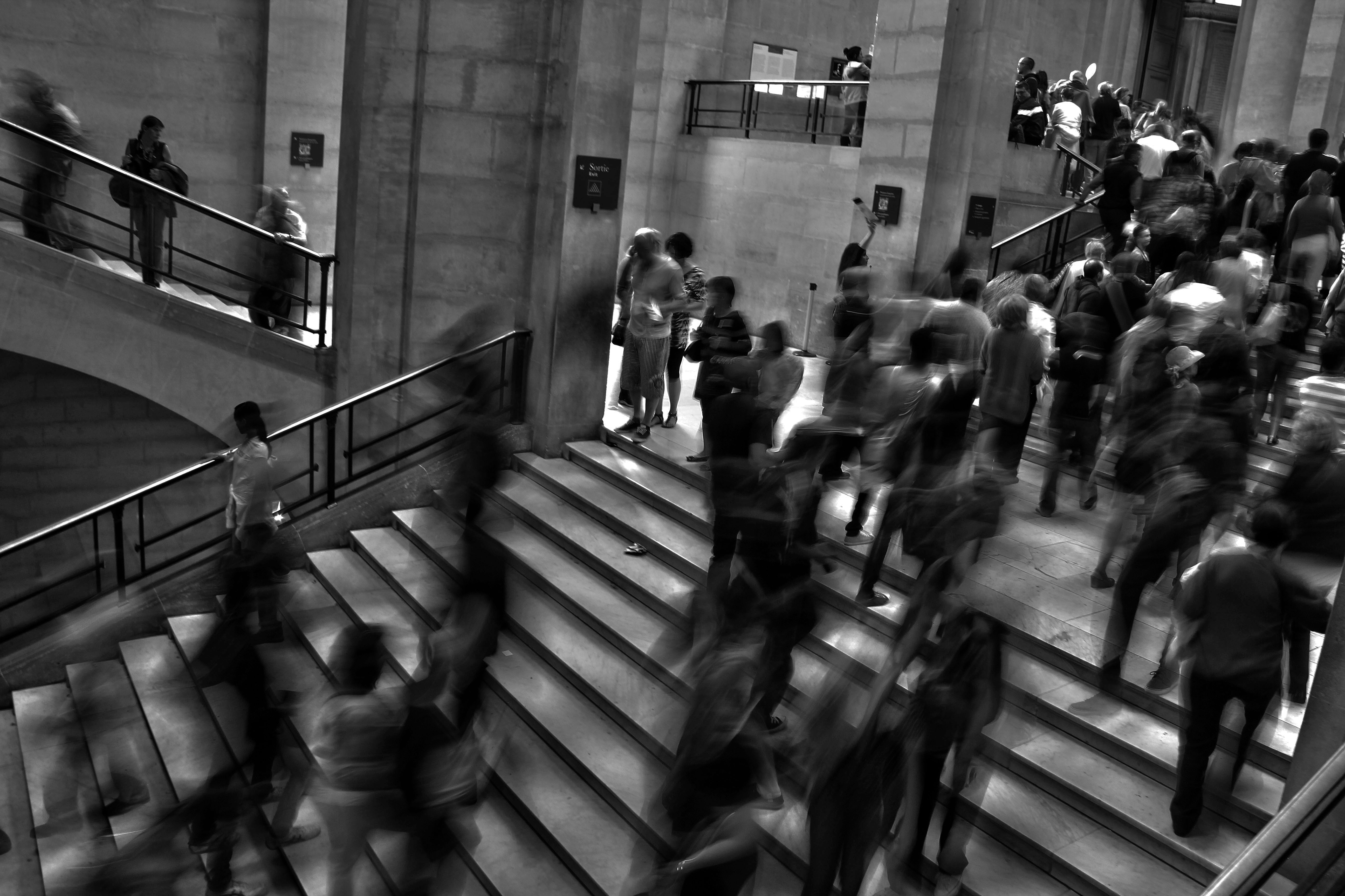 Imagen de fondo, personas transitando unas escaleras